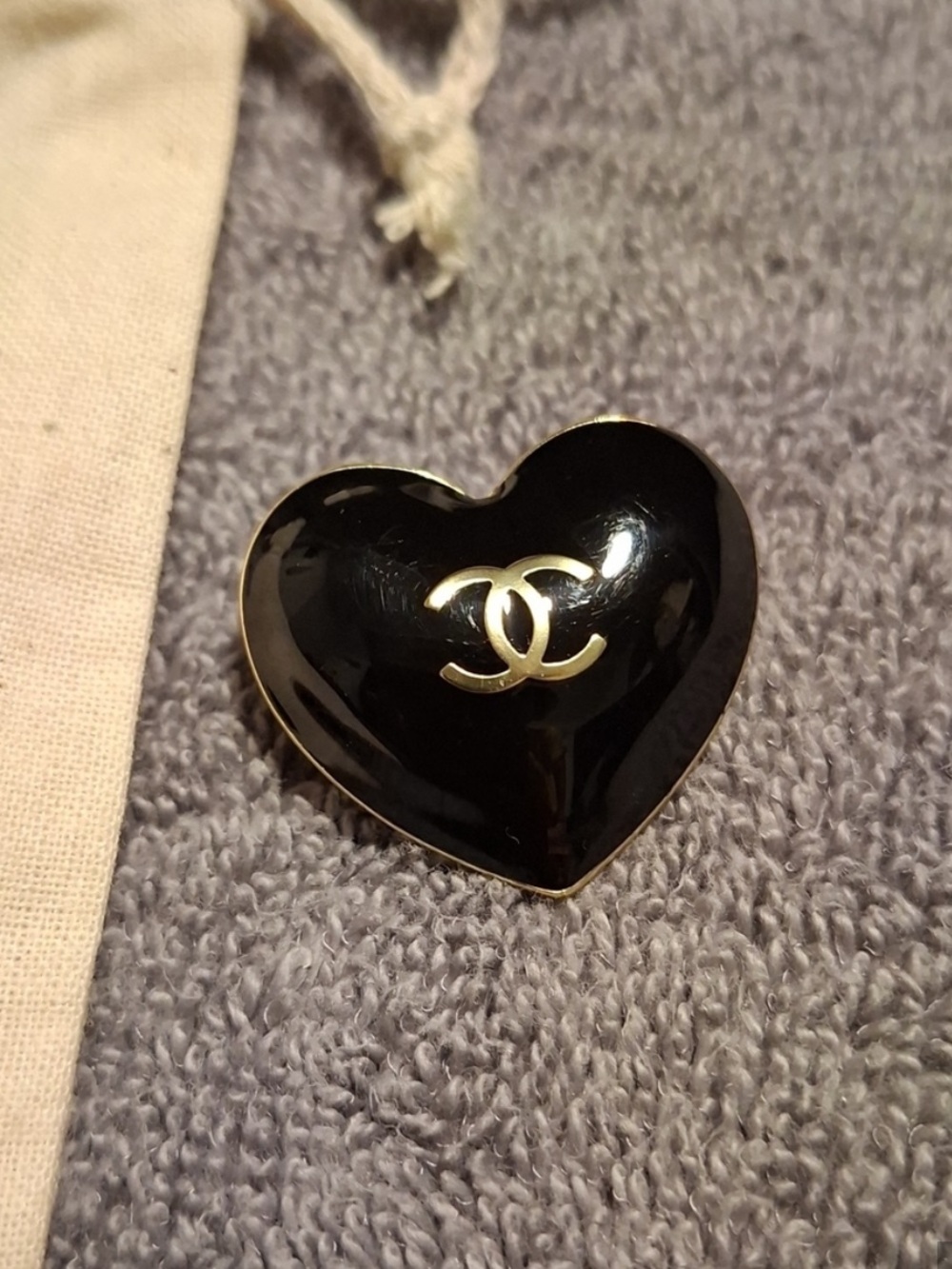 🆕🎀CHANEL- Black Gold trim small Heart Brooch with Gold CC Emblem